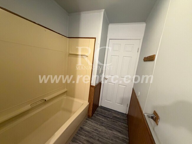 Building Photo - 1016 Koehn-