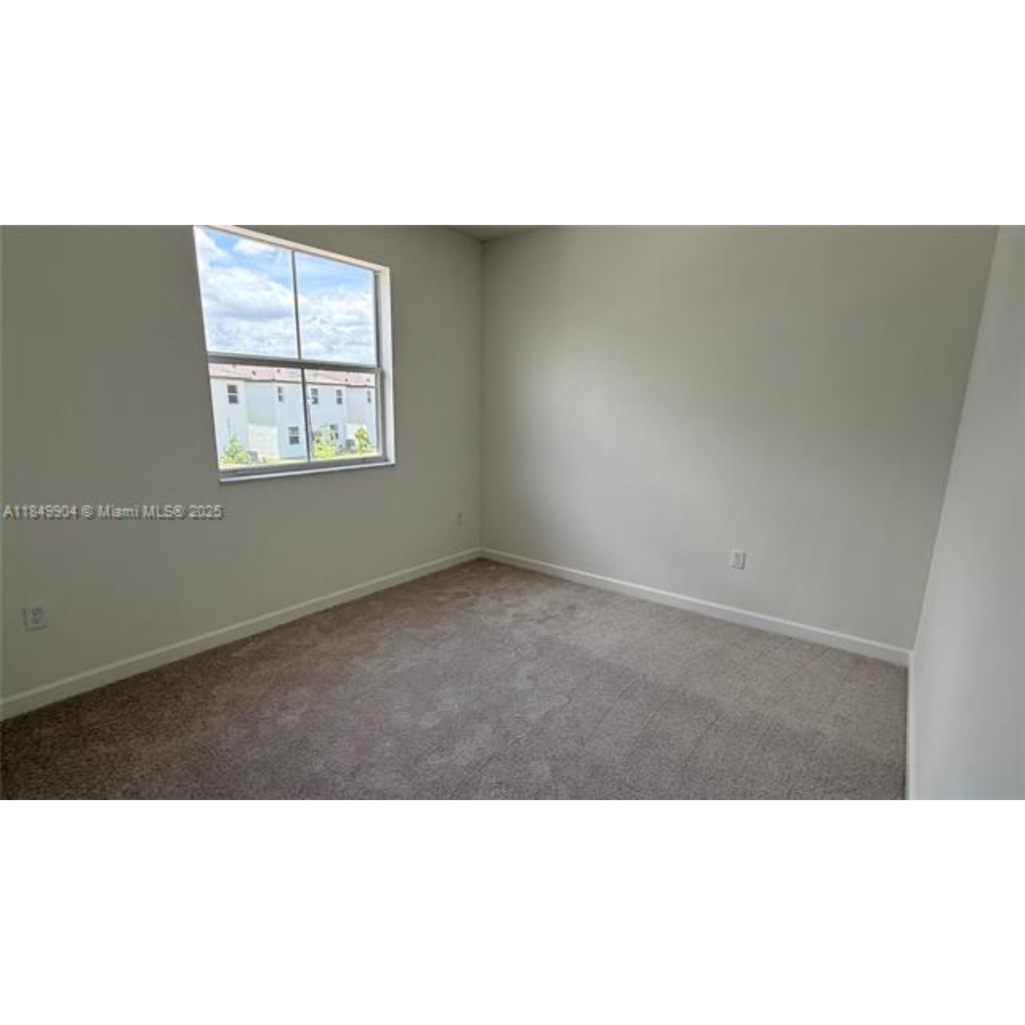 Building Photo - 2539 SE 26th Rd