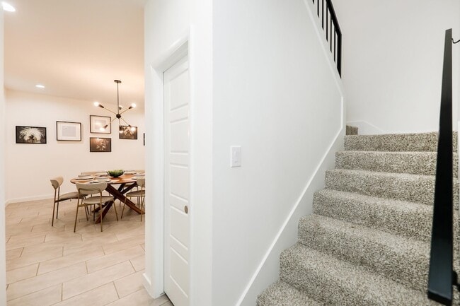 Building Photo - 305 Deer Path Lp