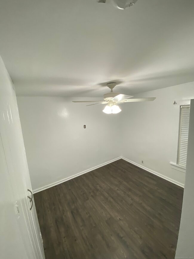 Building Photo - 157 N Oak Ave