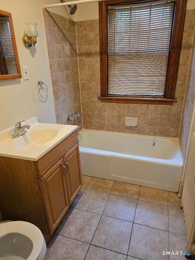 Building Photo - 39 Starview Ave