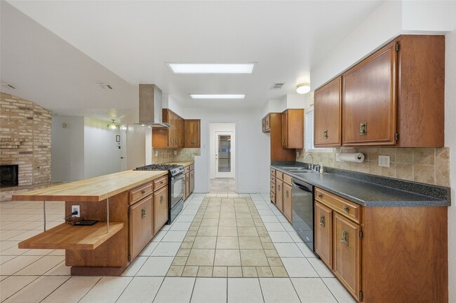 Building Photo - 18602 Lippizaner Dr