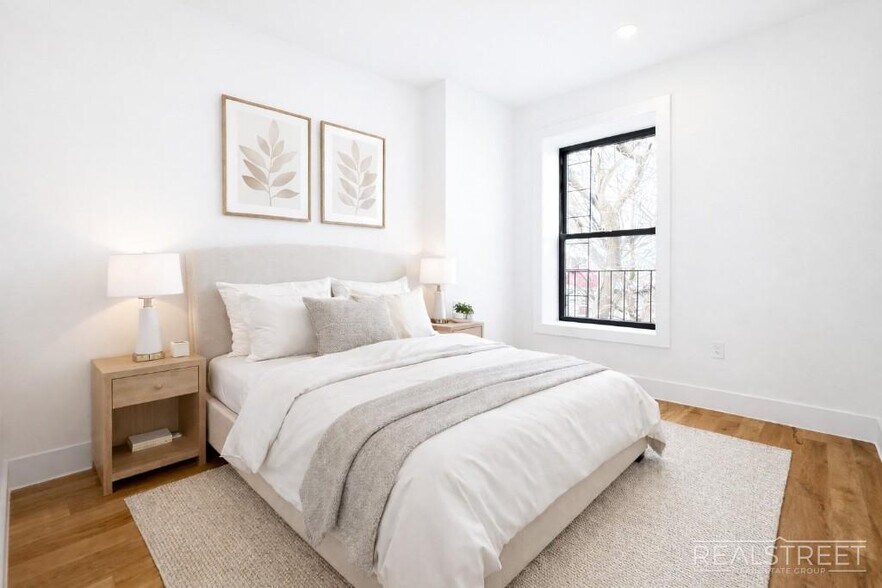 Building Photo - 4BR/2BA with In-Unit Washer & Dryer