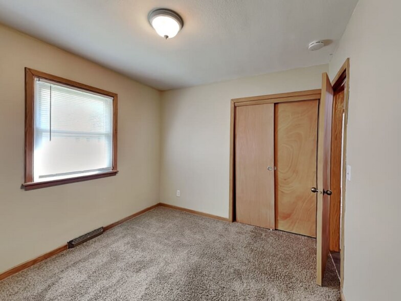 Building Photo - 1011 64th Ave N