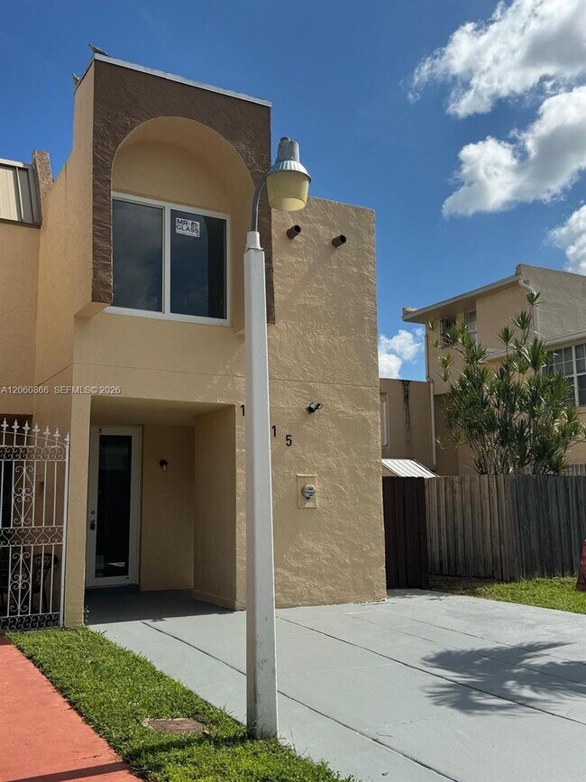 Building Photo - 1115 W 38th Terrace