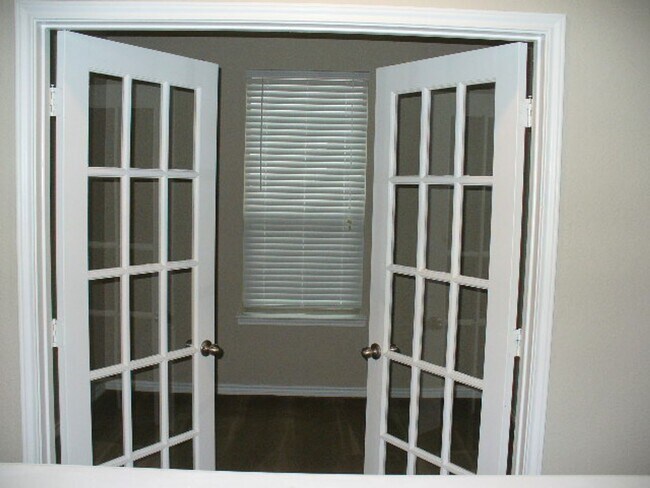 Building Photo - 4 Bedroom home ready for move-in