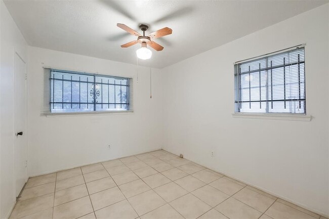 Building Photo - 4919 Glenridge Ln