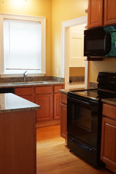 Building Photo - 20 University Ave