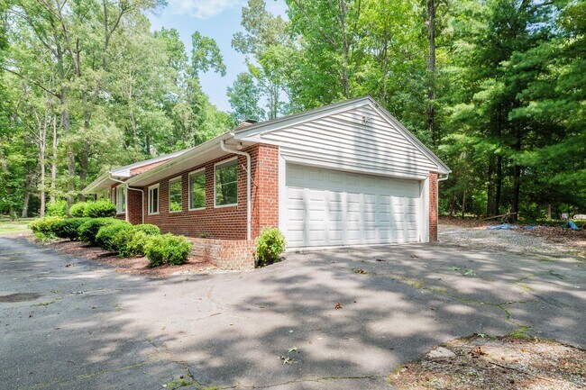 Building Photo - Beautiful One Level Home in Bon Air for rent!!