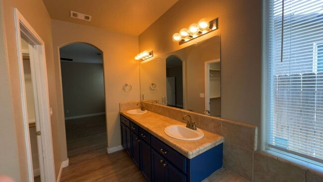 Building Photo - Beautiful Home for Rent in NW Shannon Ranch