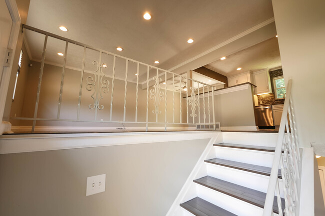 Building Photo - Renovated Singe Family Bi-Level near South...