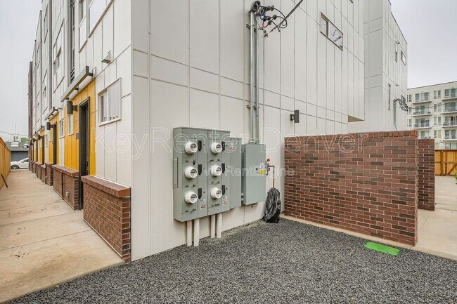 Building Photo - 2208 S Albion St