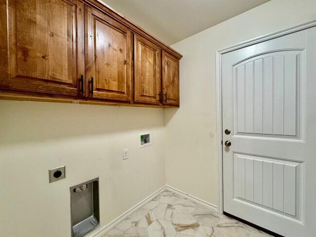 Building Photo - 308 N Lockeport Dr