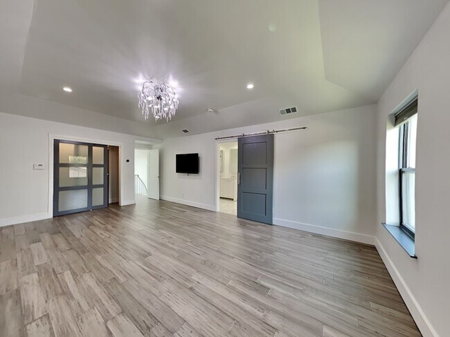 Building Photo - 6915 Forestglade Cir