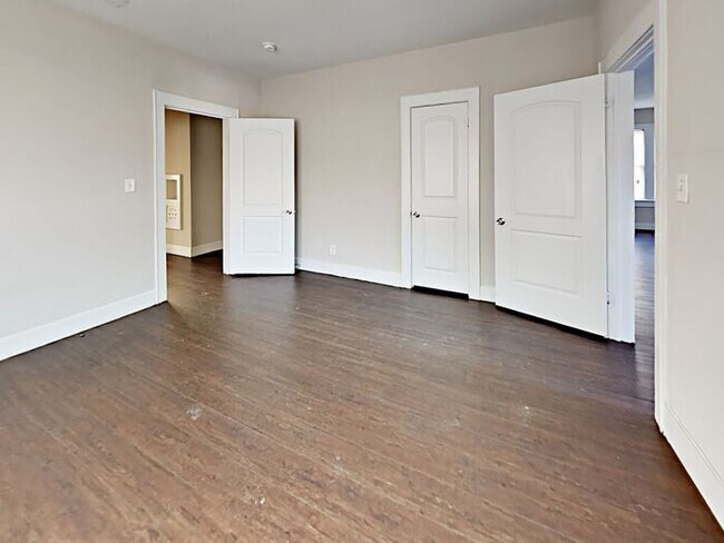 Building Photo - No Application Fees* $1000 off 1st months ...