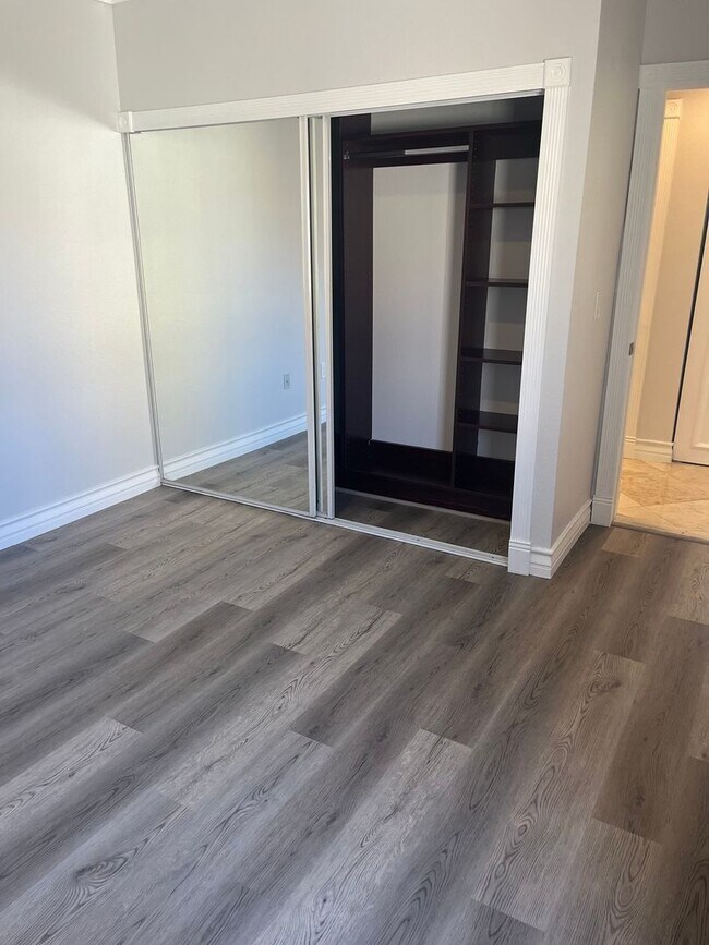 Building Photo - Amazing upgraded penthouse level unfurnish...