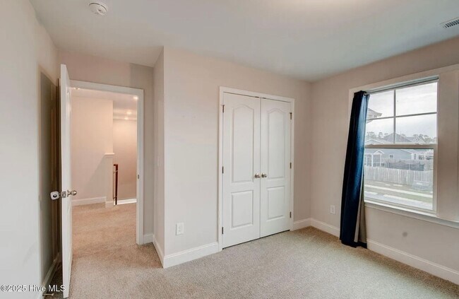 Building Photo - Single Family Home in Desirable Neighborhood