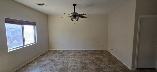 Building Photo - 10433 E Butte St