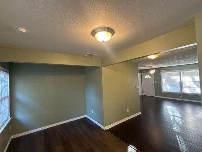 Building Photo - 2 bedroom 2 bathroom house 76116