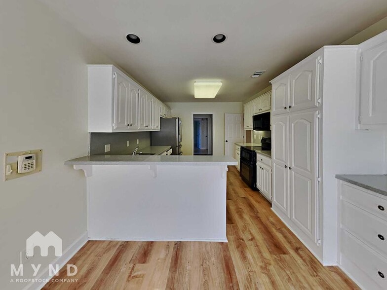 Building Photo - 4601 Lake Village Dr