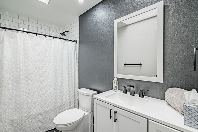Building Photo - 9866 E Maplewood Cir