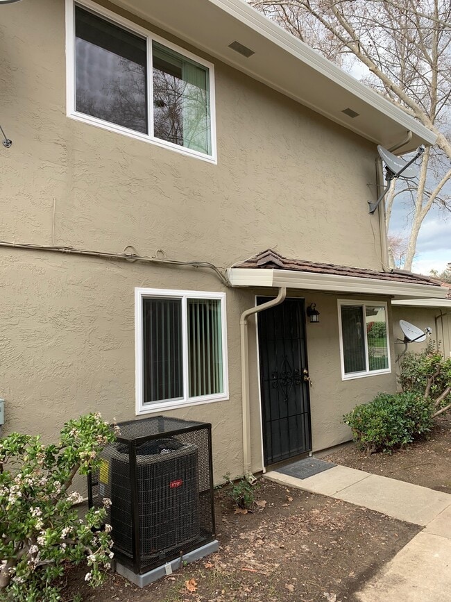 Building Photo - 823 Gilchrist Walkway