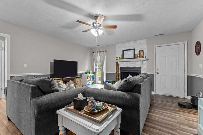 Building Photo - Updated 3 Bed, 2 Bath Home with Fenced Yard