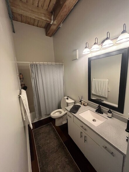 Building Photo - 225 W Huron St