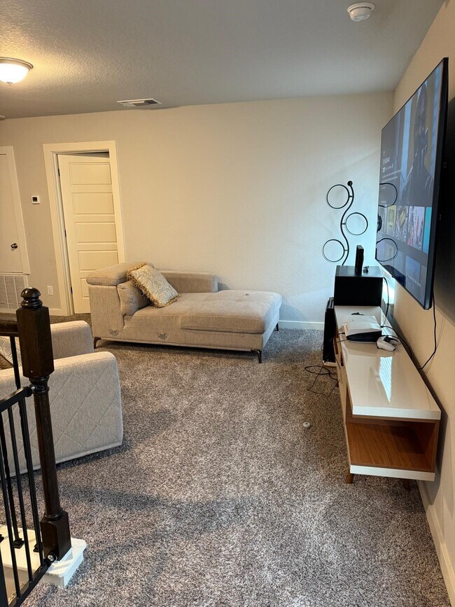 Building Photo - 740 Ft Leonard