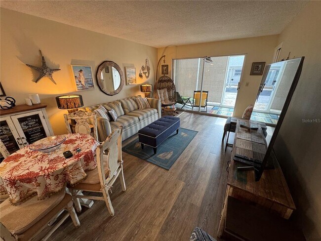 Building Photo - 1400 Tarpon Center Dr