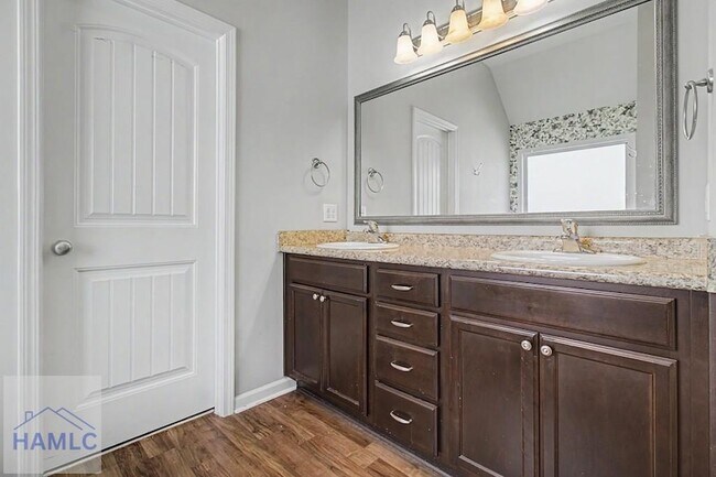 Building Photo - 976 Oak Crest Dr