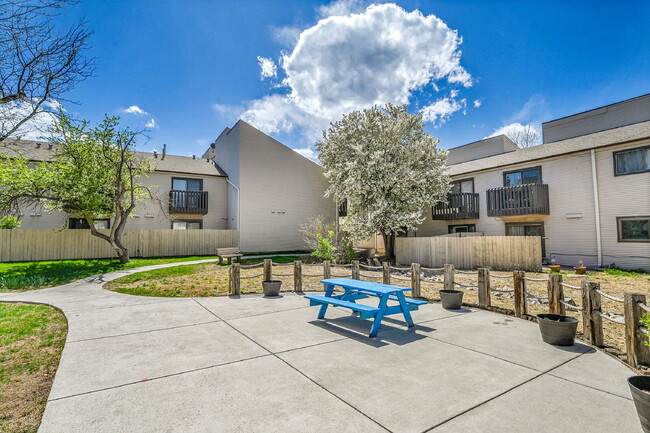Building Photo - $1,300 - 1 Bed, 1 Bath Condo in Denver wit...