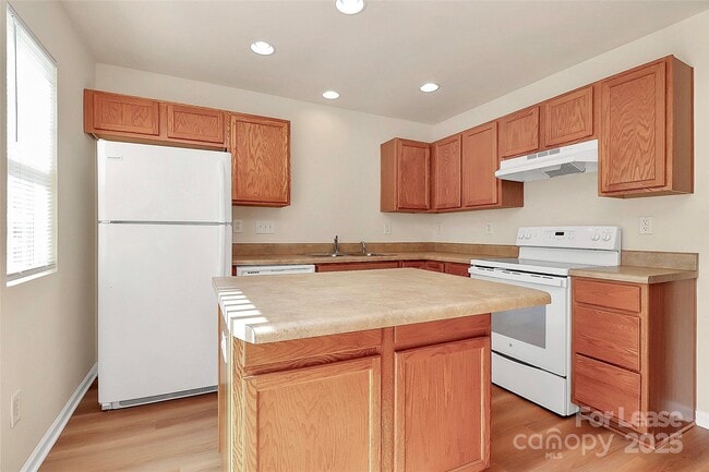 Building Photo - 915 Par One Ct
