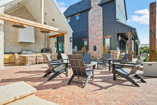 Building Photo - 225 W 1st St