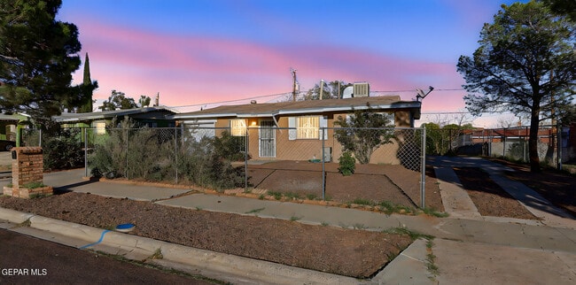 Building Photo - 10068 Oakwood Dr