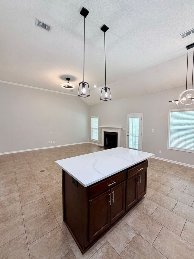 Building Photo - 705 Post Oak Way