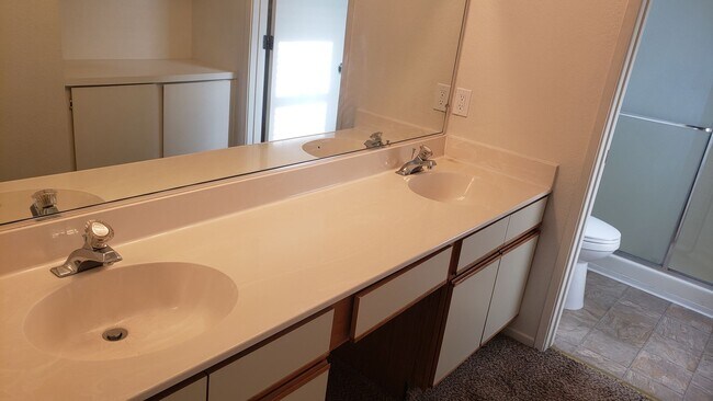 Building Photo - NICE 3 BED/2.5 BATH/2 CAR GARAGE/1590 SQ. ...