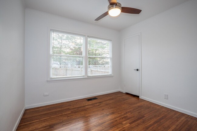 Building Photo - Beautiful 3 bedroom 1 bath, Available in April!