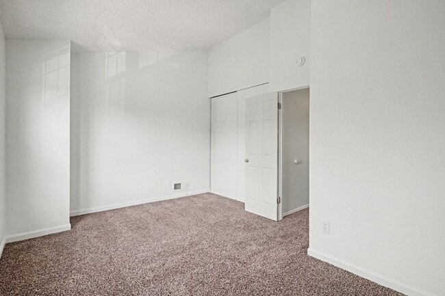 Building Photo - Updated 2 Bedroom, 2 Bathroom Townhome – Move-In Ready!
