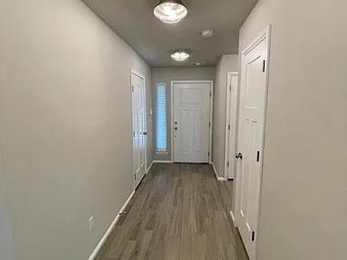 Building Photo - 2025 Sara Vista Dr