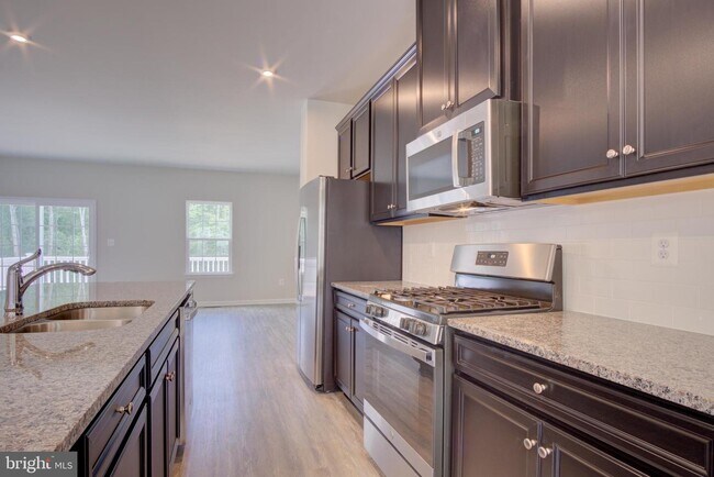 Building Photo - 2506 EMBER Ln