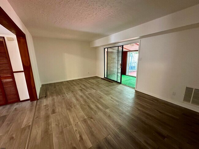 Building Photo - 6086 Hoover Dr