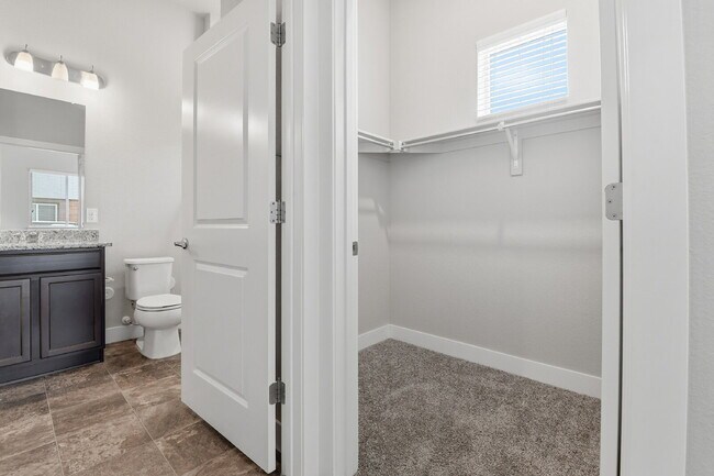 Building Photo - $1,640.95, 2-bed, 2-bath condo located in Aurora.