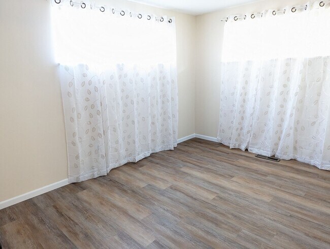 Building Photo - Available NOW - 3 Bed, 1 Bath Spacious Ran...