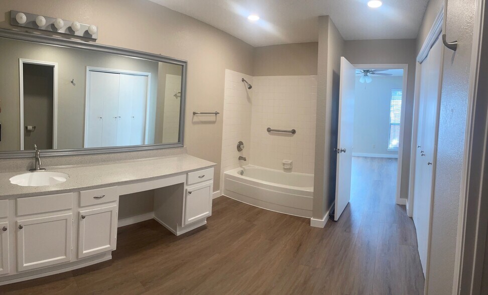 Main Bathroom - 1261 W Hudgins St