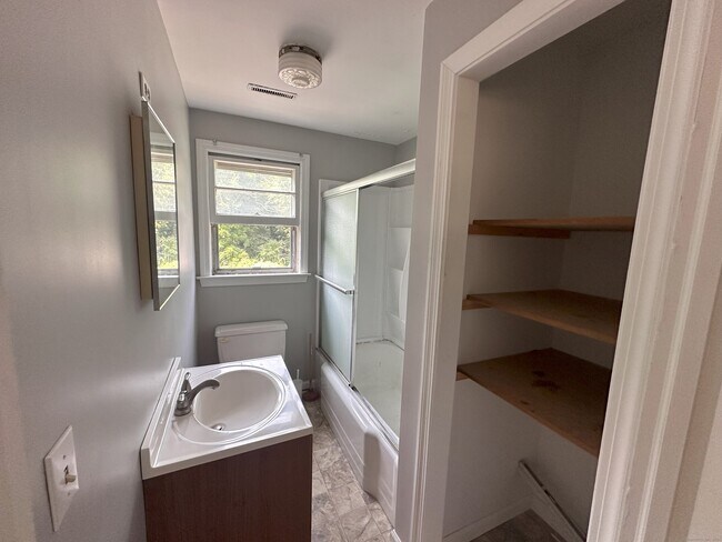 Building Photo - 260 Notch Hill Rd