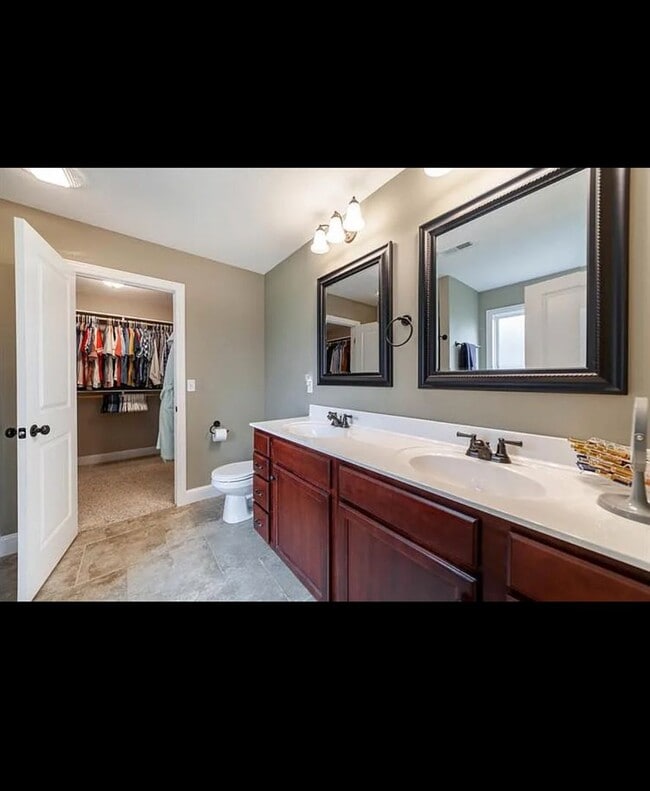 Building Photo - 5610 Abercorn Dr