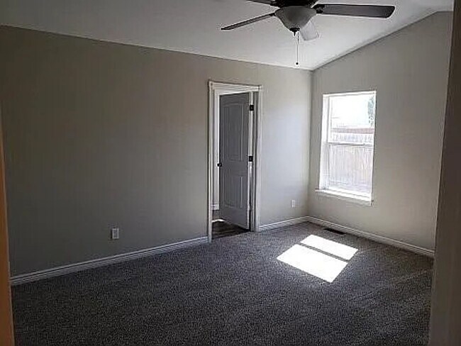Building Photo - 3-bed, 2-bath, 2-car garage, Vinyl Fenced Back Yard, 1514 Sq Ft.