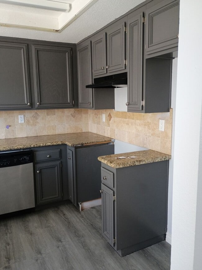 Building Photo - MOVE-IN -READY