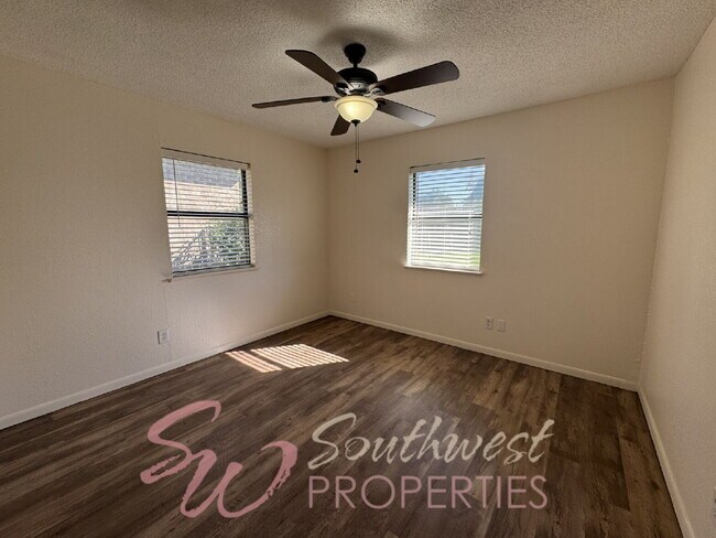 Building Photo - Lovely 3 bedroom 2 bath in desirable neighborhood